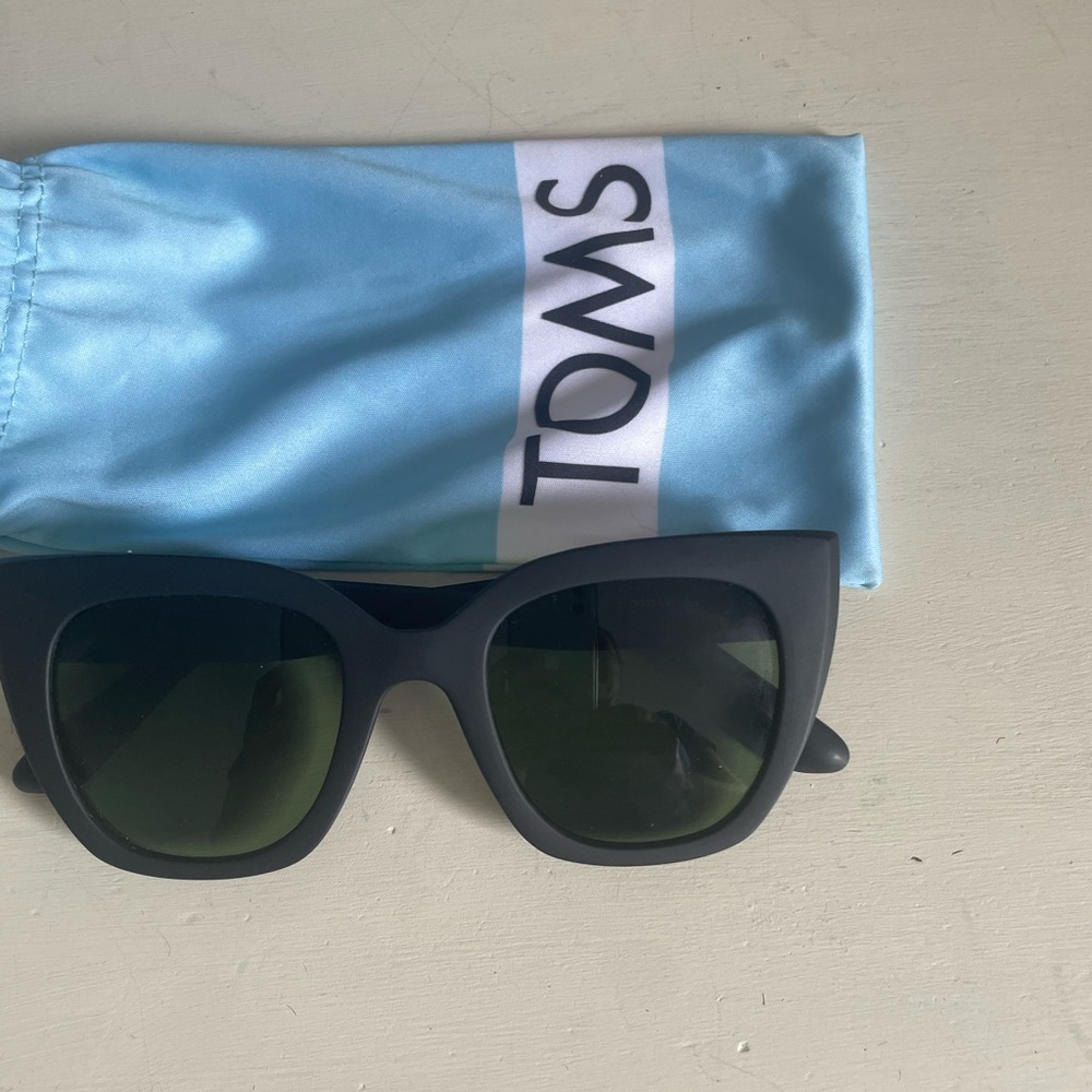 Tom’s black wayfarer sunglasses